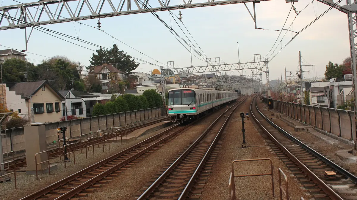 直通先の多摩川駅を出発した東京メトロ南北線9000系電車