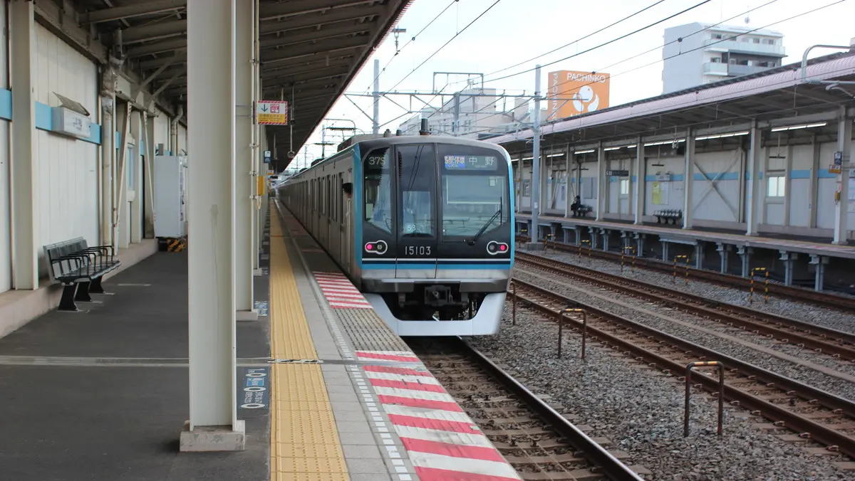 原木中山駅を出発する東京メトロ東西線15000系電車