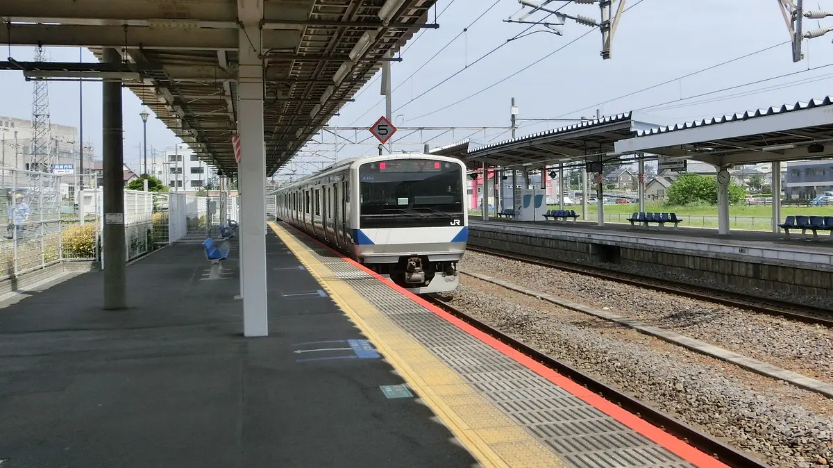 JR水戸線と同型のE531系電車が常磐線石岡駅を出発