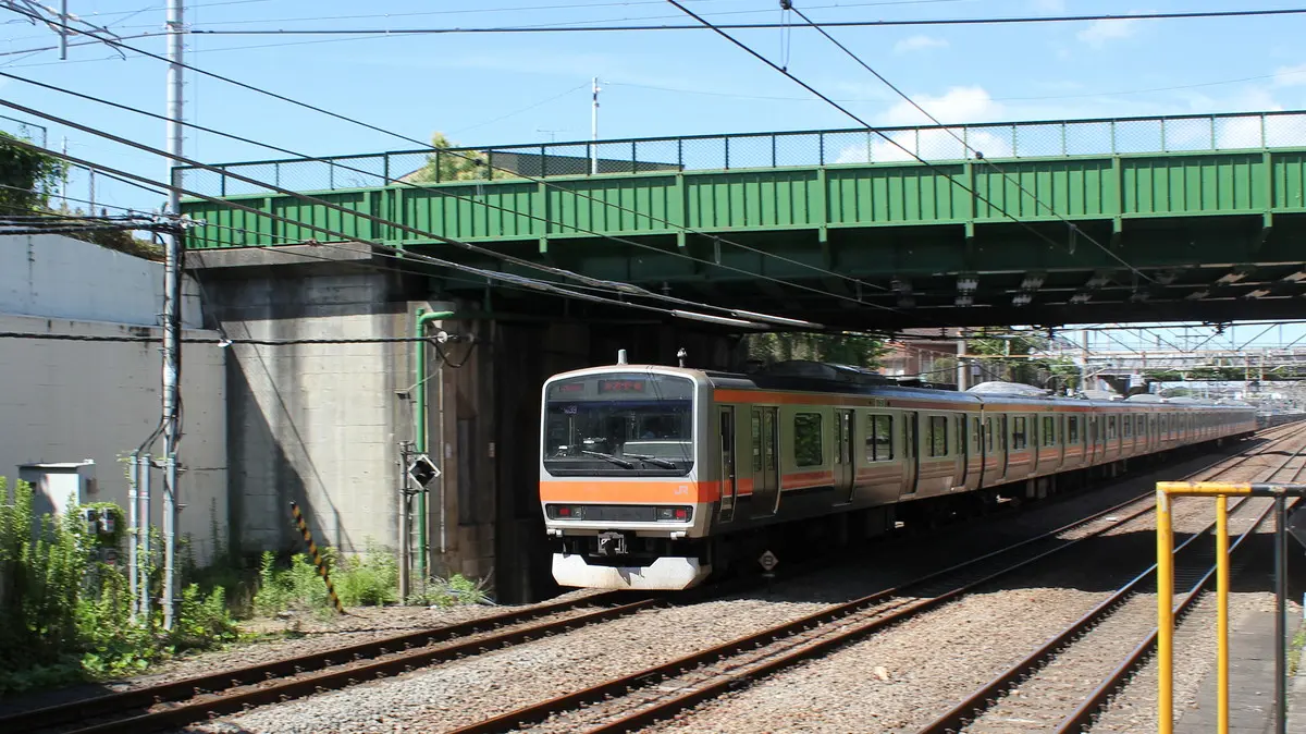 新秋津駅を出発した武蔵野線E231系電車