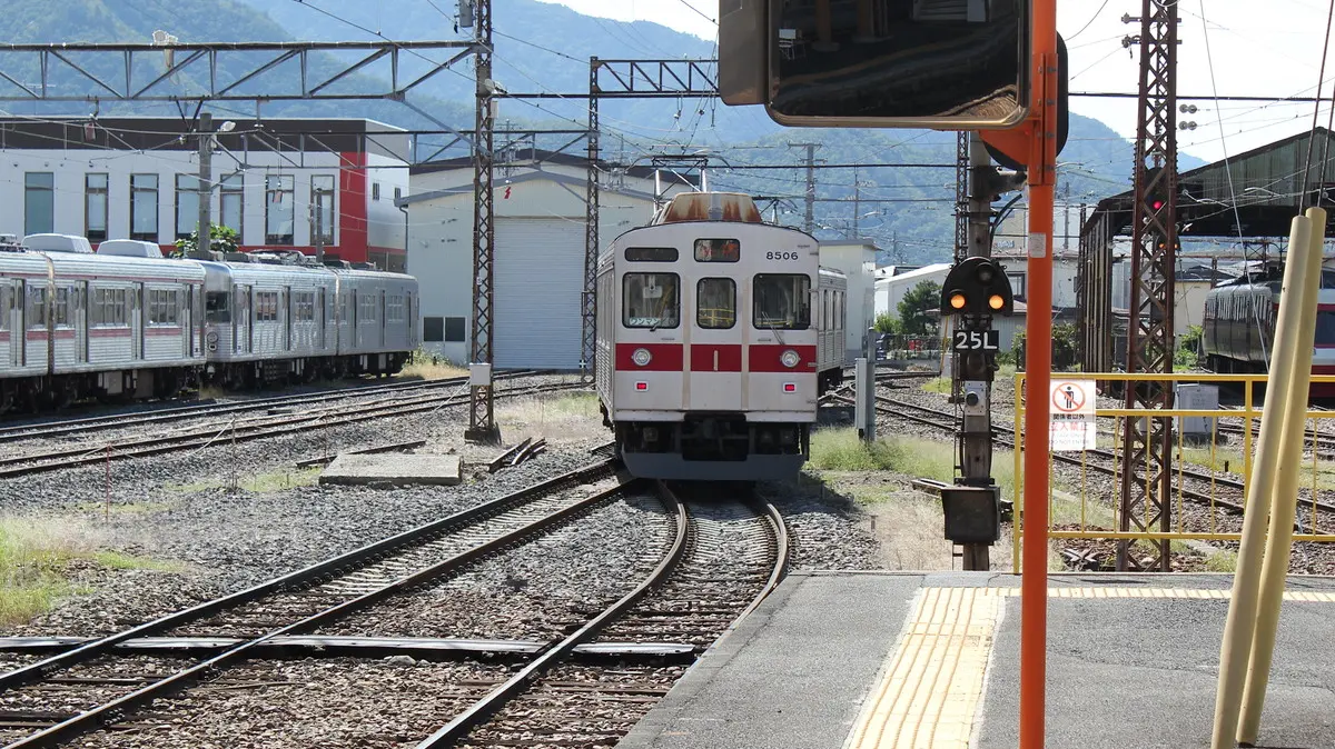 須坂駅を出発した長野電鉄線8500系電車