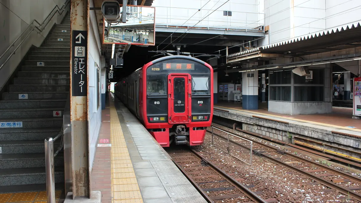 小倉駅に停車中の日豊本線813系電車