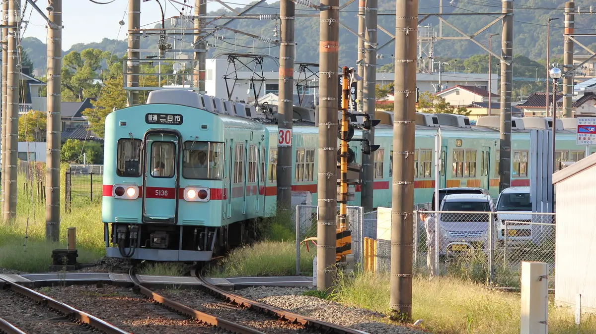 西鉄二日市駅付近を走行中の西鉄太宰府線5000形電車