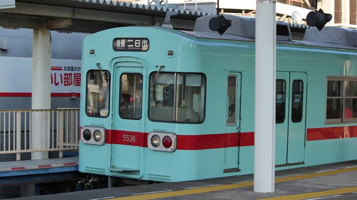 西鉄二日市駅に到着した西鉄太宰府線5000形電車