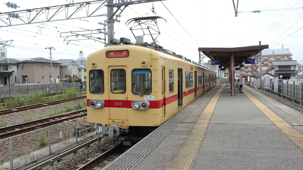 Nishitetsu Kaizuka Line 600 series train parked at Najima Station