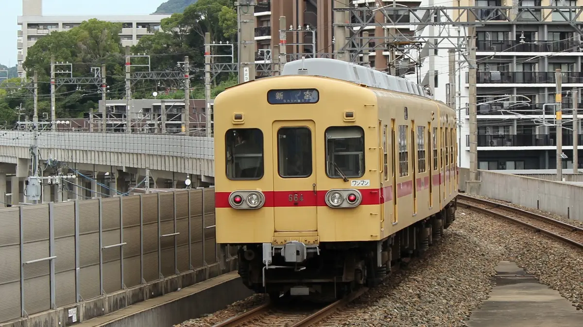 日鉄千早駅を出発した西鉄貝塚線600形電車