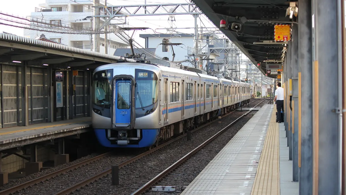 Nishitetsu Tenjin-Omuta Line 3000 series train departing from Murasaki Station