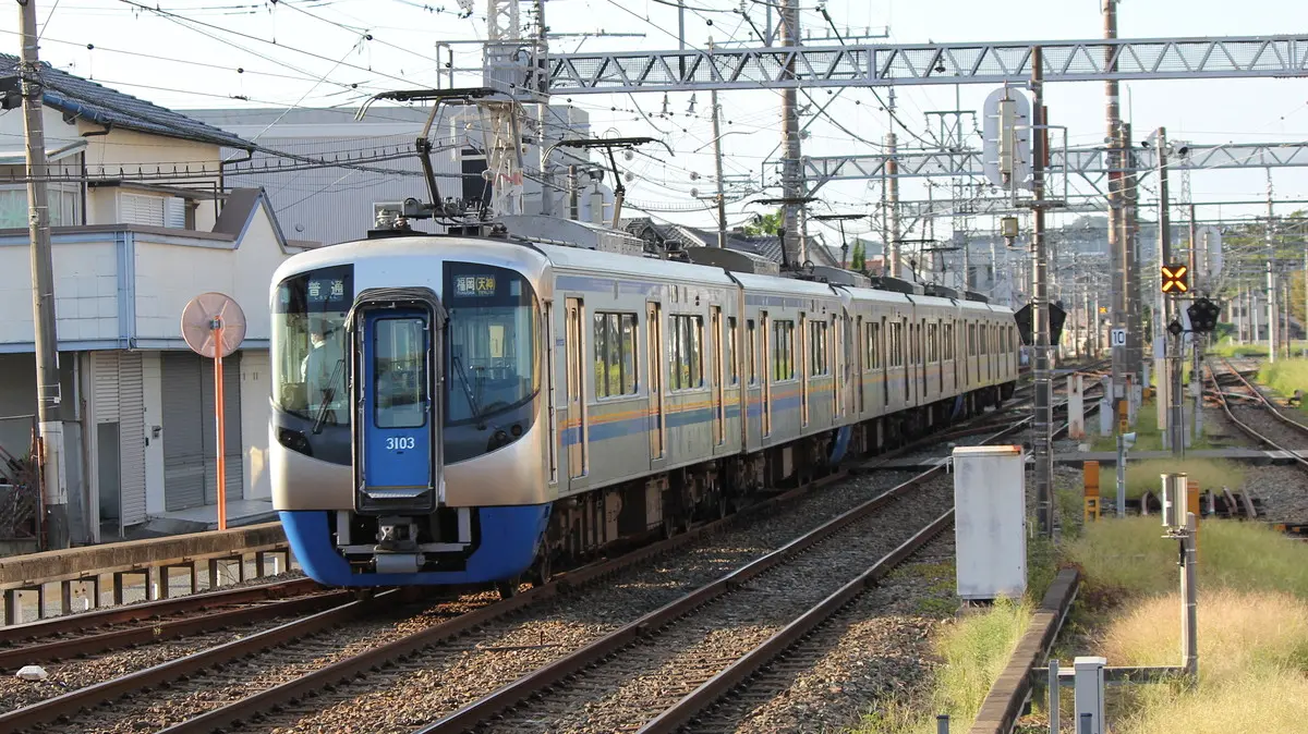 西鉄二日市駅を出発した西鉄天神大牟田線3000形電車