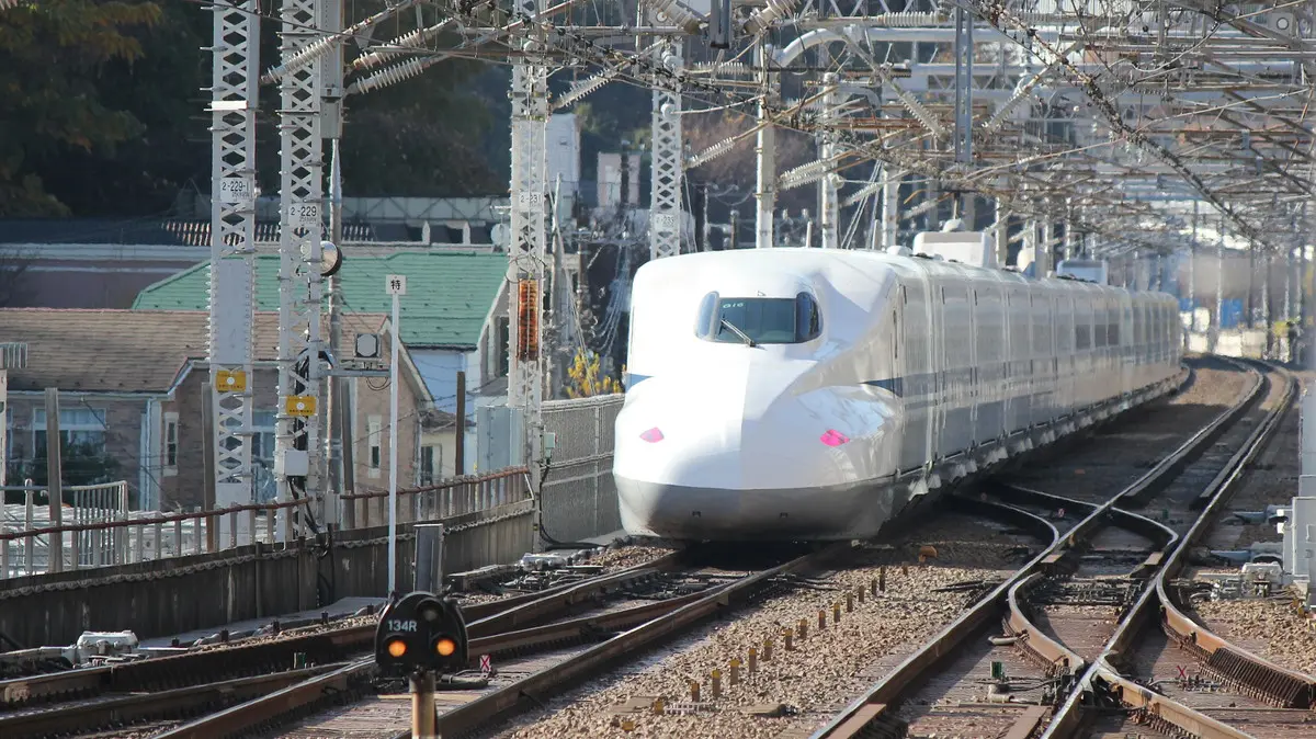 新横浜駅を出発した東海道新幹線N700系電車