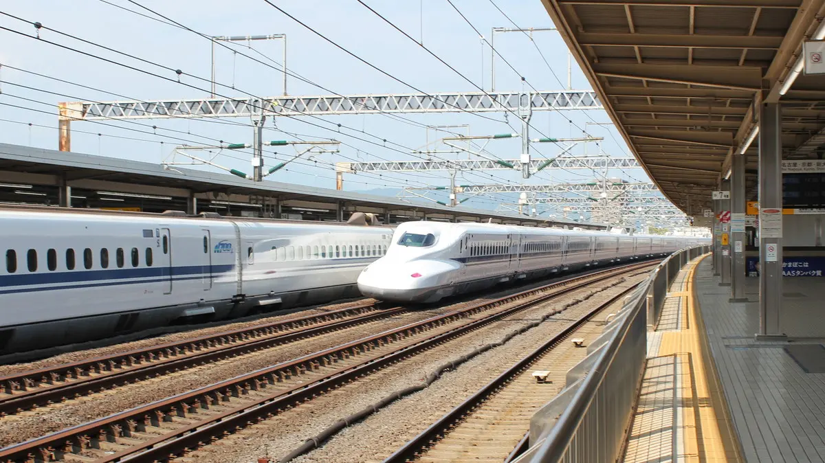 小田原駅を通過する東海道新幹線のぞみN700系電車