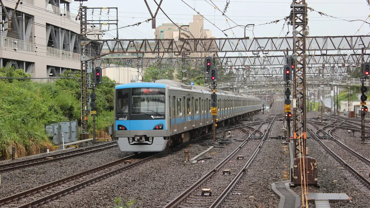 新百合ヶ丘駅を出発した小田急江ノ島線4000形電車