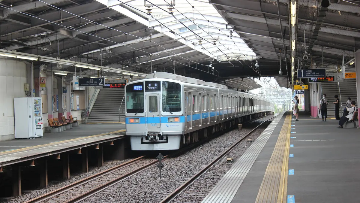 百合ヶ丘駅を出発した小田急小田原線1000形電車