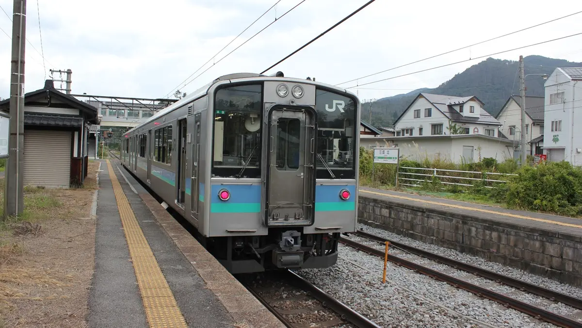 大糸線と同型のE127系100番台電車が坂北駅に停車中