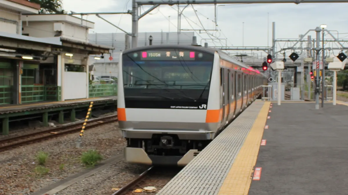 拝島駅を出発した青梅線E233系電車