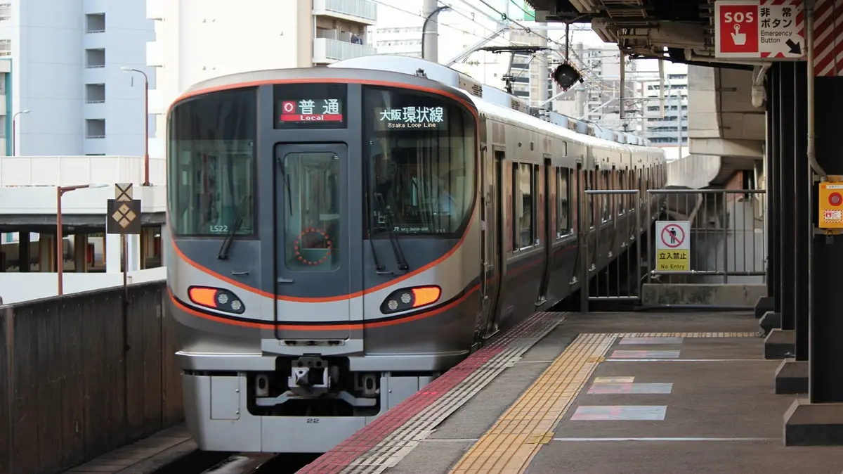 今宮駅を出発した大阪環状線323系電車