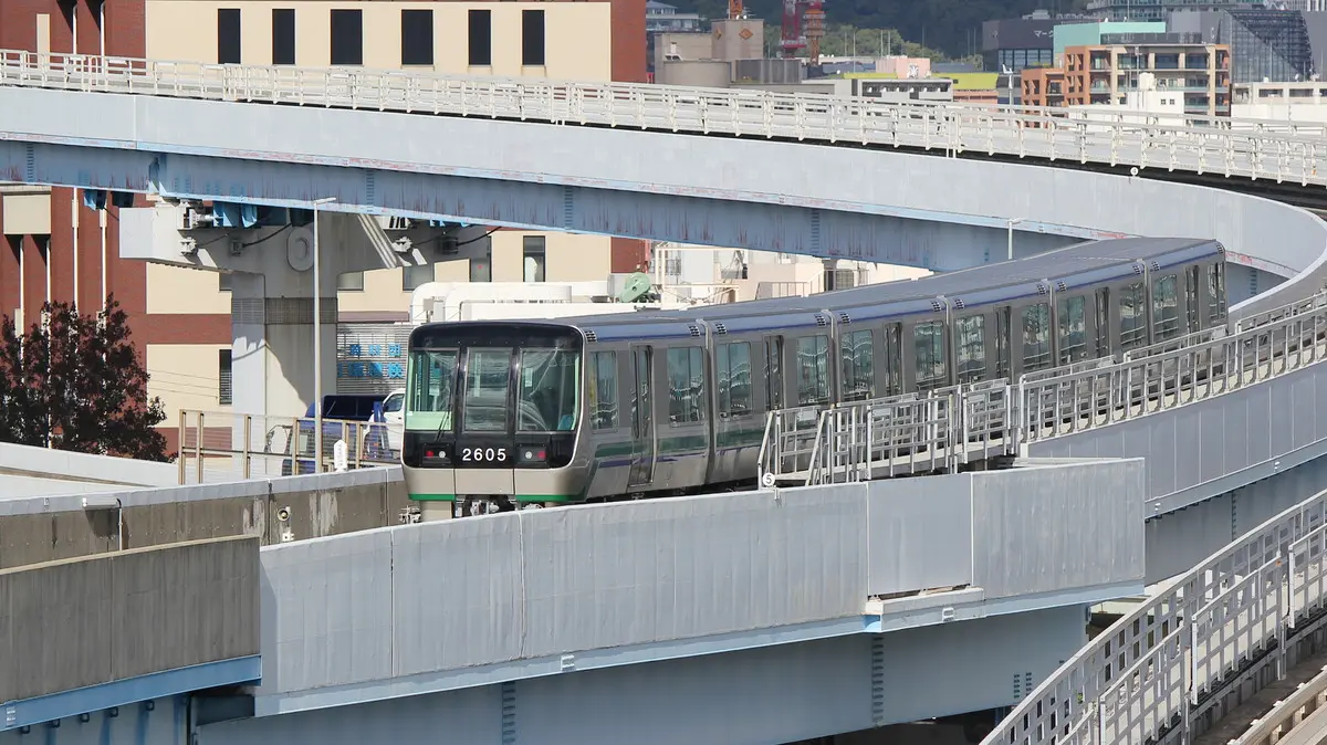中公園駅を出発したポートライナー2000形電車