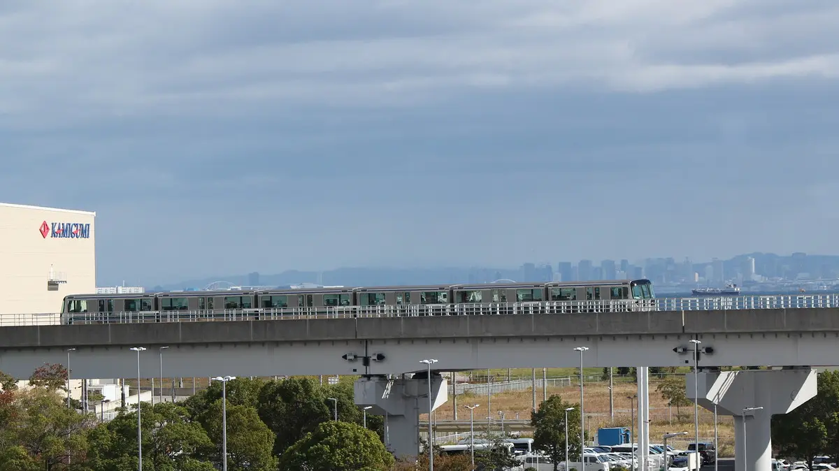 神戸空港駅付近を走行中のポートライナー2000形電車