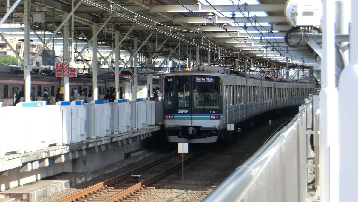 A Saitama Rapid Railway 2000 series train stops at Tamagawa Station on the Toyoko Line