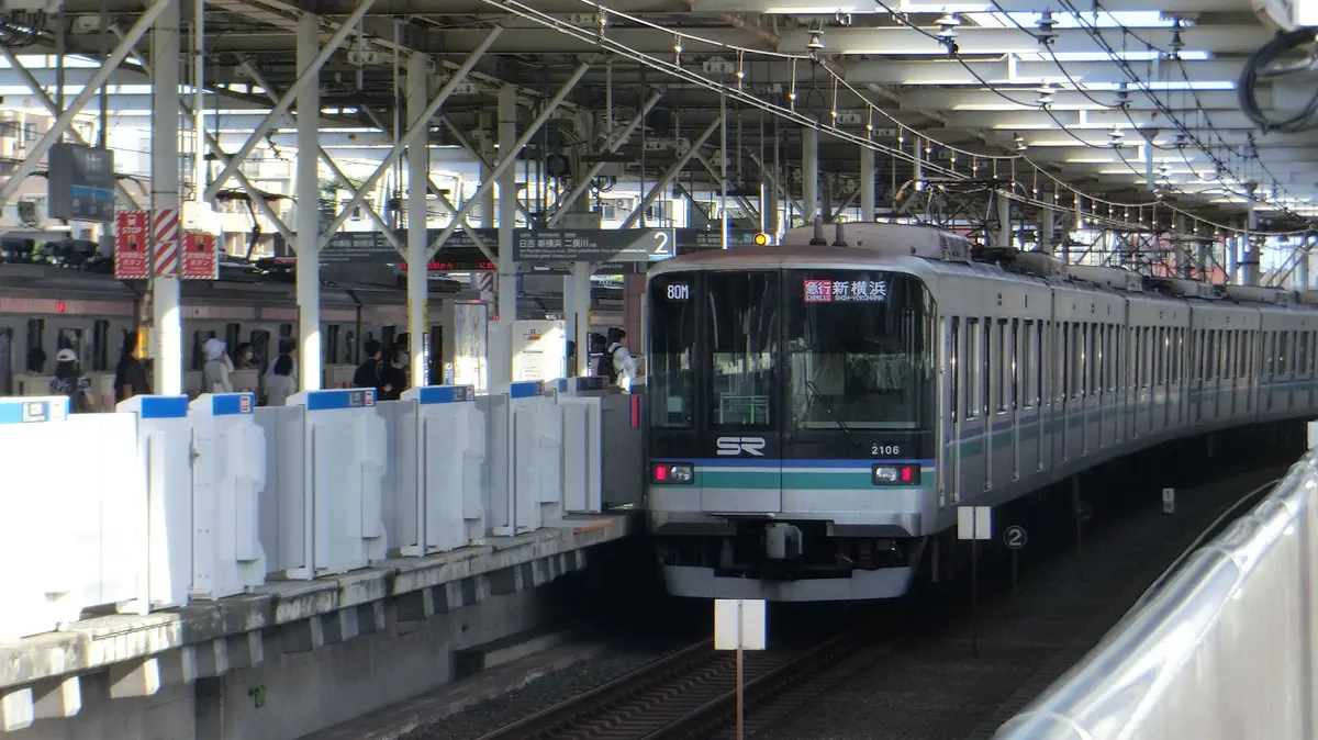 A Saitama Rapid Railway 2000 series train stops at Tamagawa Station on the Toyoko Line