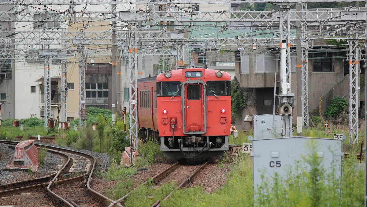 下関駅を出発した山陰本線キハ40系気動車