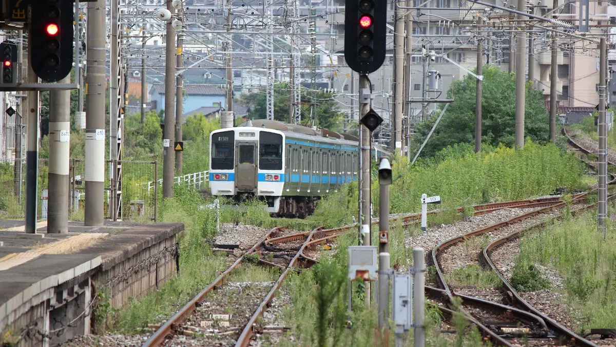 山陽本線と同型の415系1500番台電車が小倉駅を出発