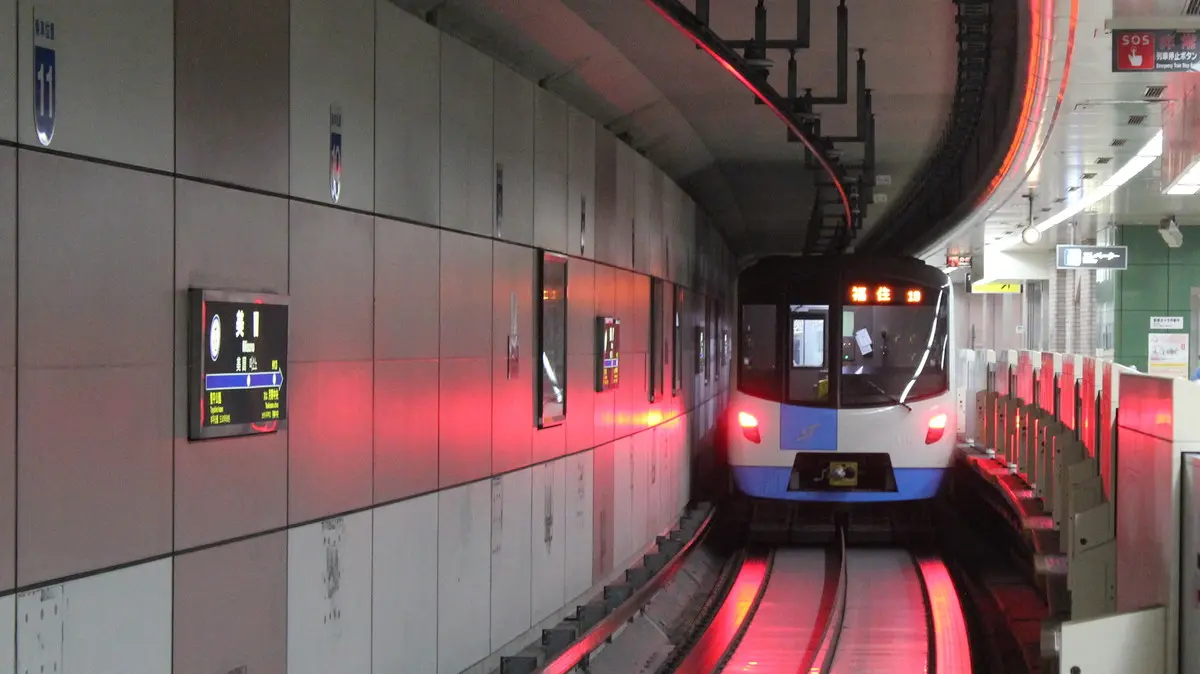 美園駅を出発した札幌市営地下鉄東豊線9000形電車