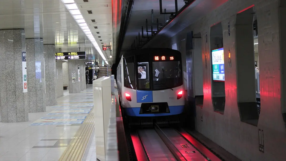 大通駅に停車中の札幌市営地下鉄東豊線9000形電車