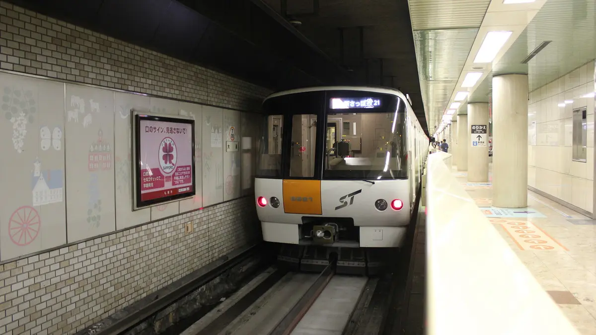 大通駅に停車中の札幌市営地下鉄東西線8000形電車