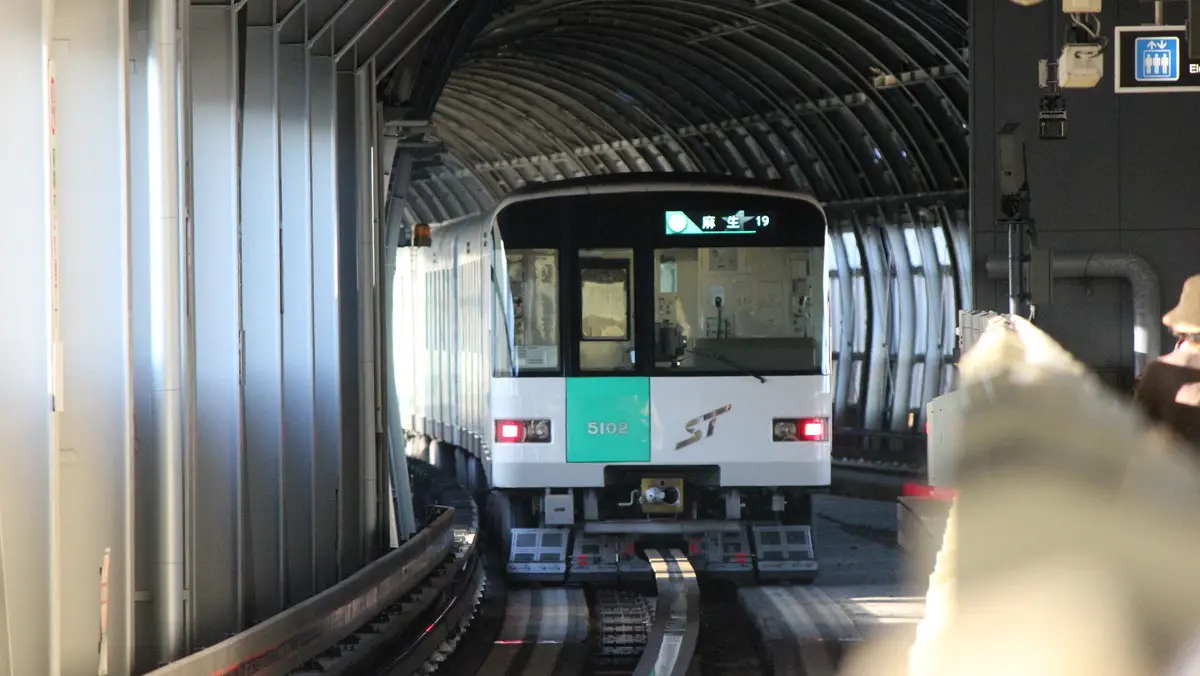 澄川駅を出発した札幌市営地下鉄南北線5000形電車