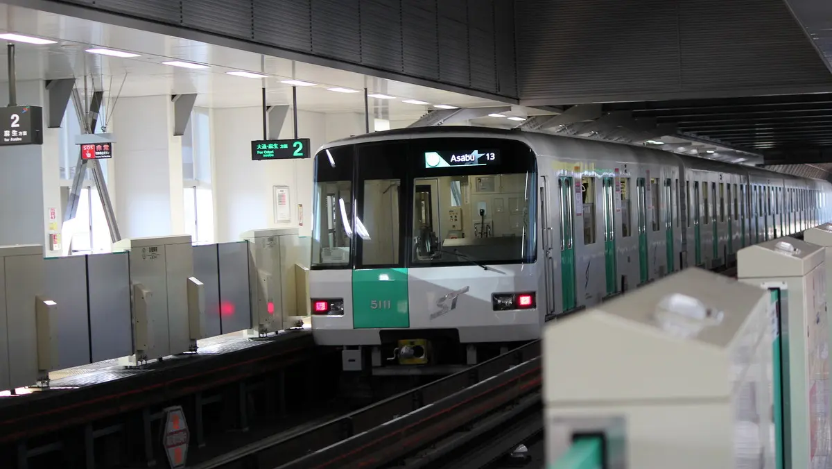 自衛隊前駅に停車中の札幌市営地下鉄南北線5000形電車