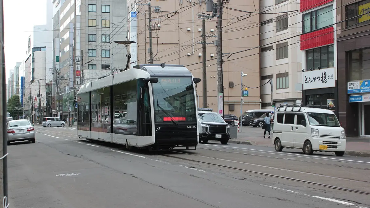 西4丁目駅付近を走る札幌市電A1210形電車