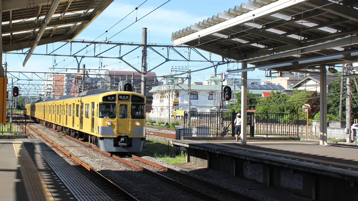 小川駅に到着する西武国分寺線2000系電車