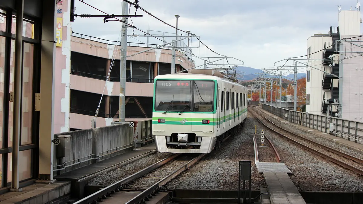 Sendai Municipal Subway Namboku Line 1000 series train departing Yaotome Station