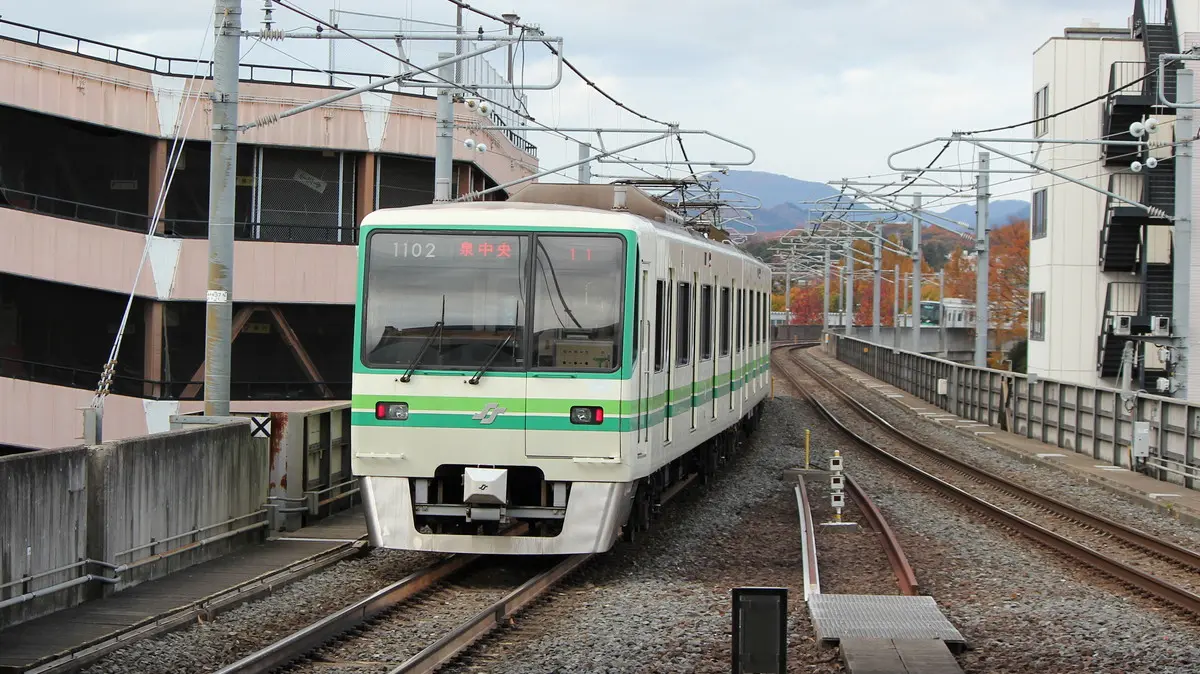 八乙女駅を出発した仙台市営地下鉄南北線1000系電車