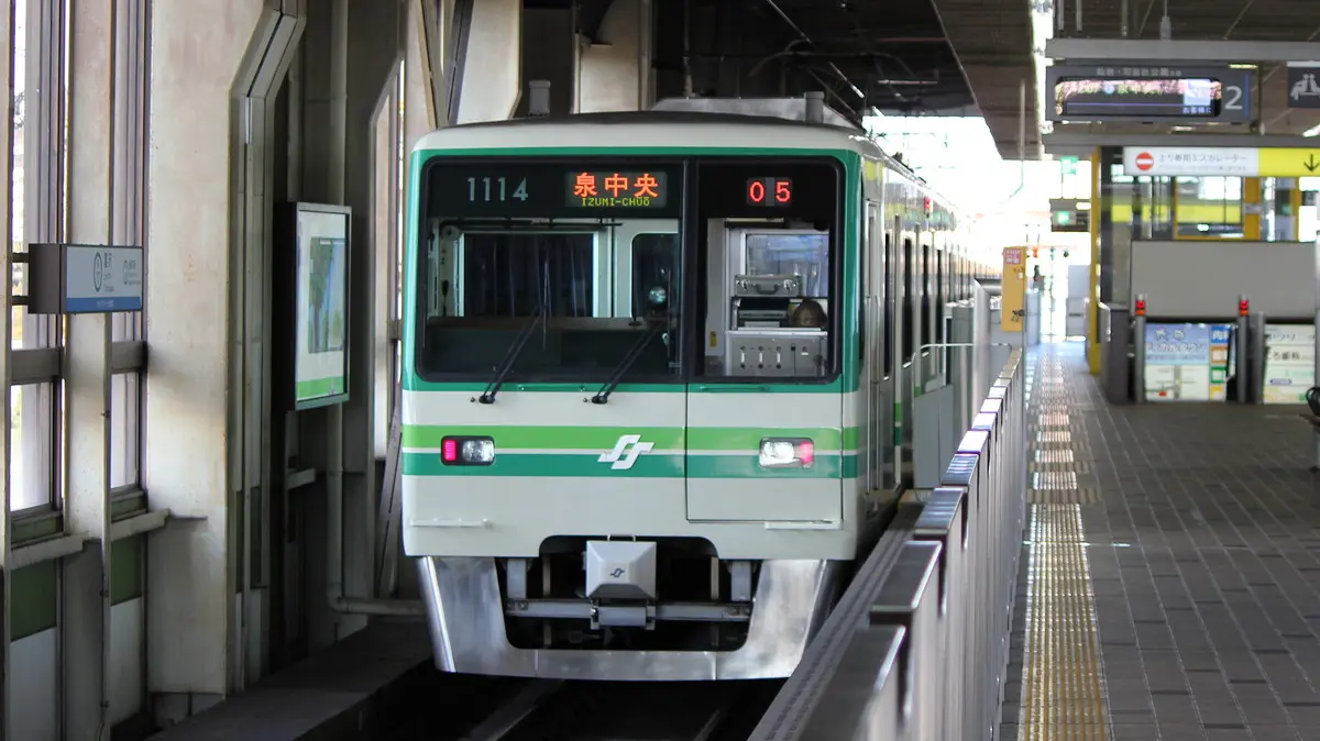 富沢駅に停車中の仙台市営地下鉄南北線1000系電車