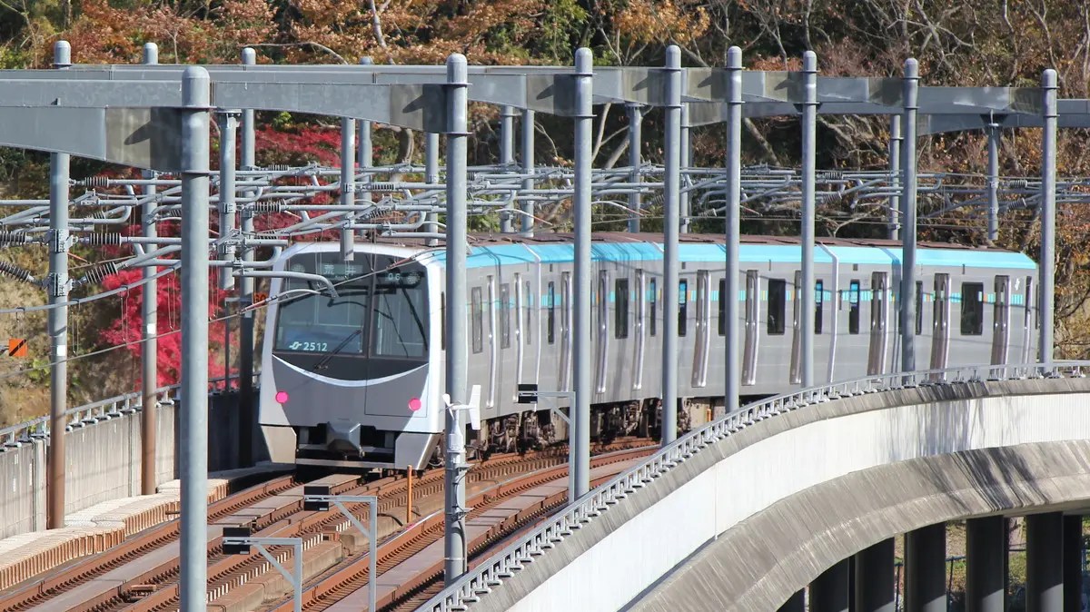 大町西公園駅へ向かう仙台市営地下鉄東西線2000系電車