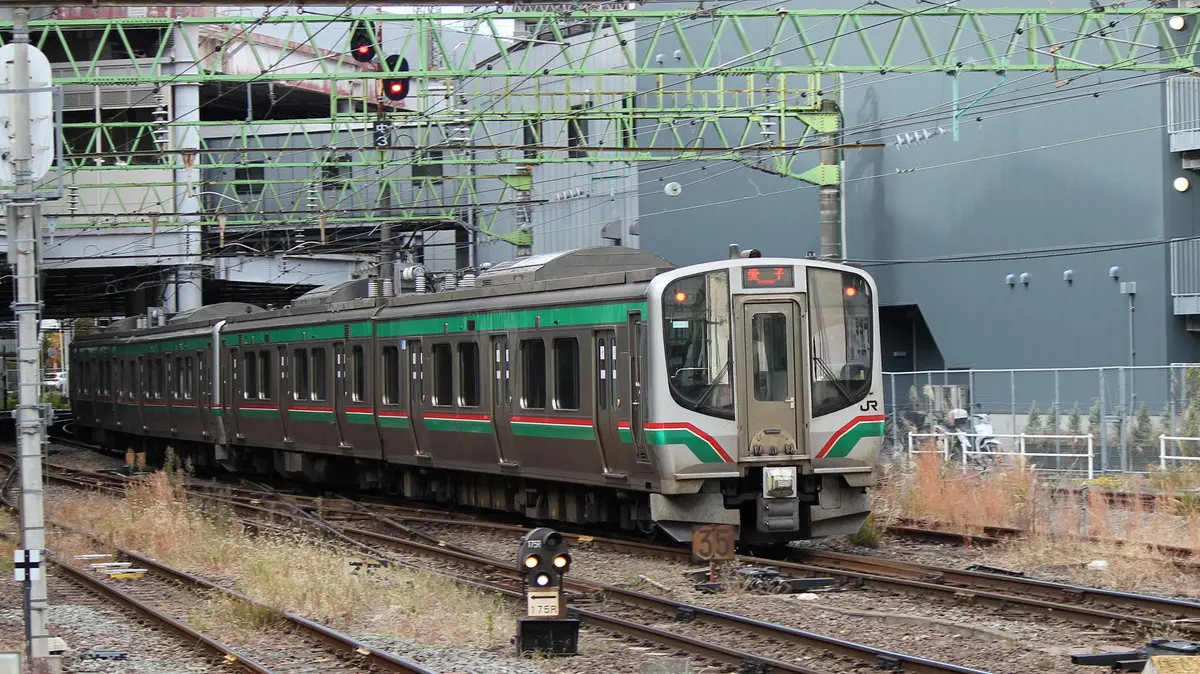 仙台駅を出発した仙山線E721系電車