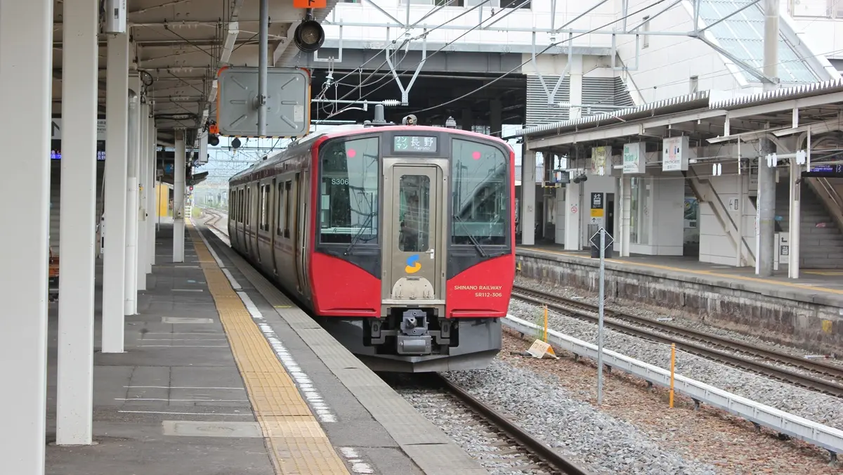 篠ノ井駅から長野方面へ向かうしなの鉄道線SR1系電車