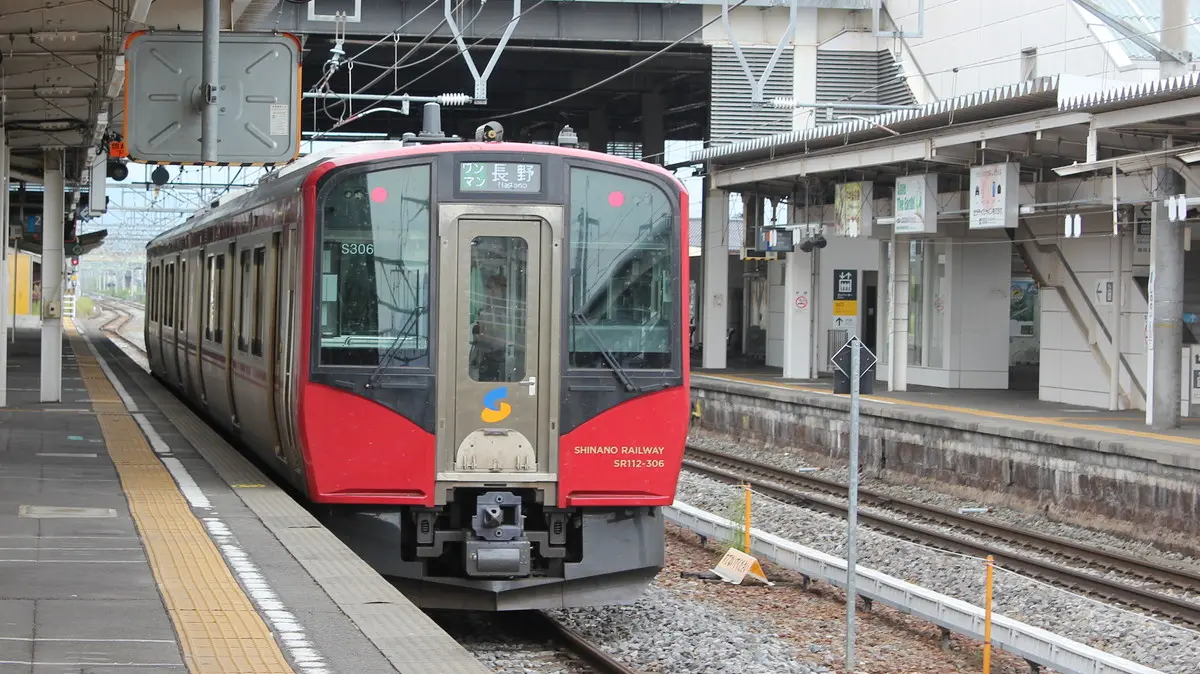 篠ノ井駅から長野方面へ向かうしなの鉄道線SR1系電車