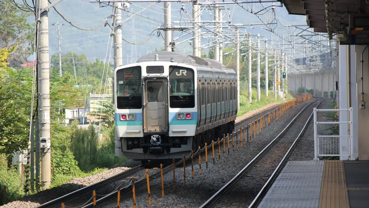 篠ノ井駅から長野へ向かむ信越本線211系電車