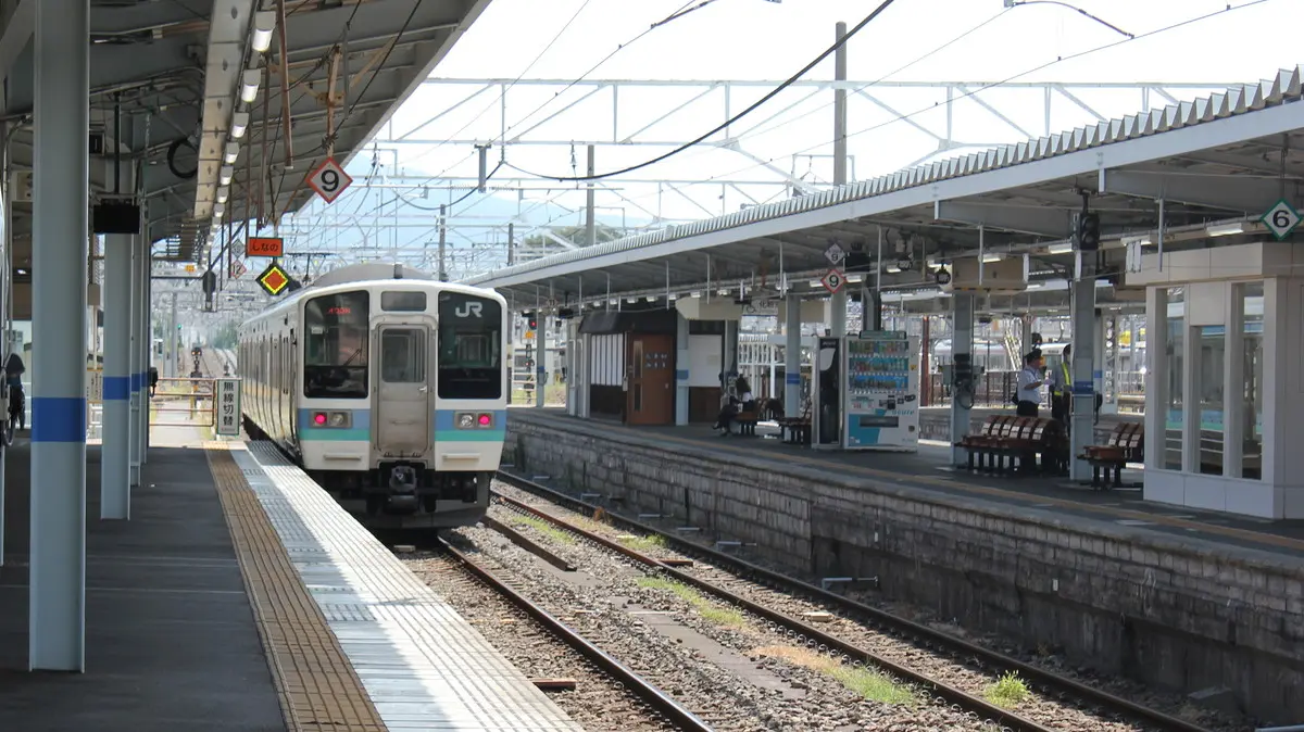松本駅を出発した篠ノ井線211系電車