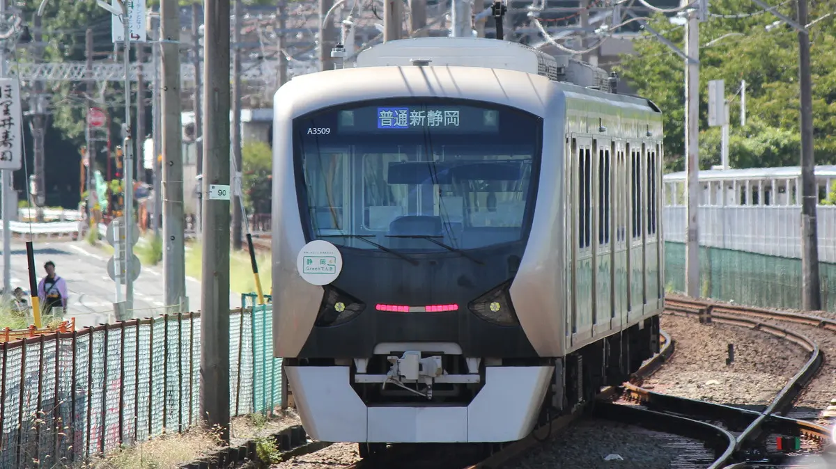 音羽町駅を出発した静岡鉄道静岡清水線A3000形電車