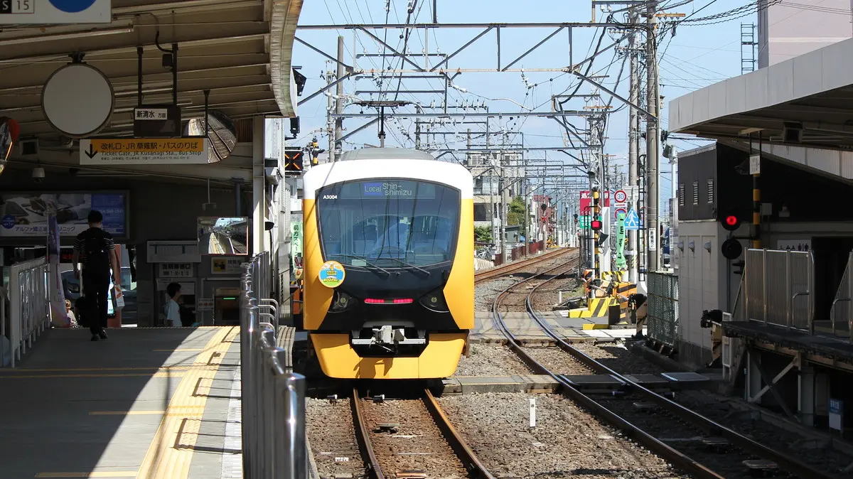 掛川駅を出発した静岡鉄道静岡清水線A3000形電車