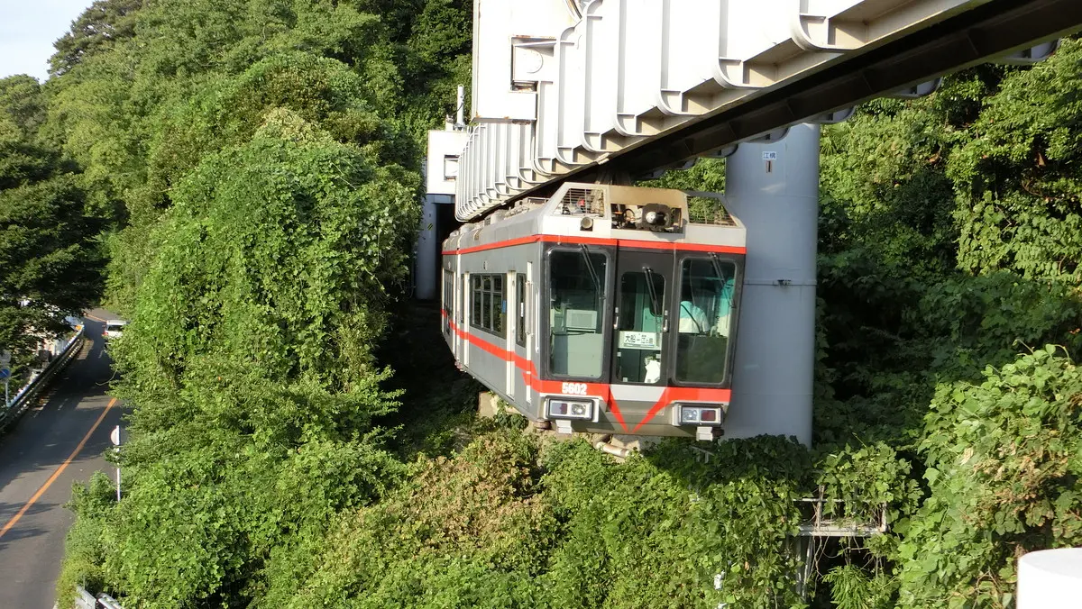 Shonan Monorail 5000 series train departing from Shonan-Enoshima Station