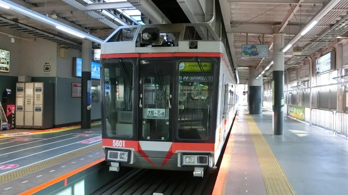 Shonan Monorail 5000 series train arriving at Ofuna Station