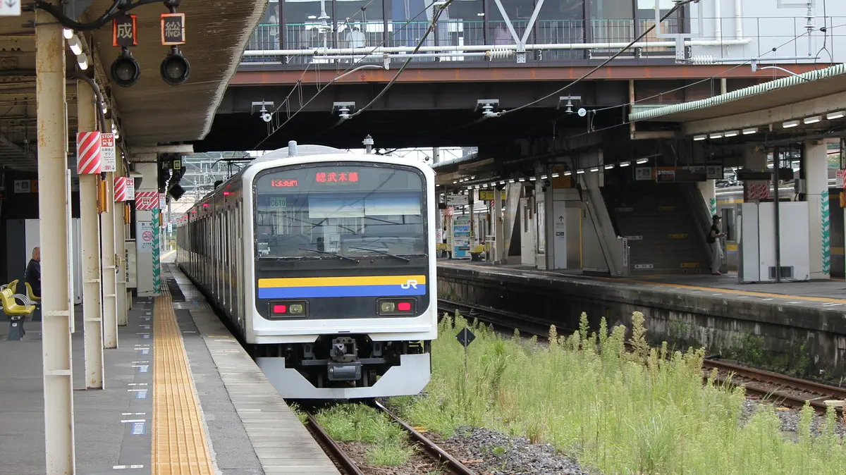 総武本線209系2000番台電車が佐倉駅を出発