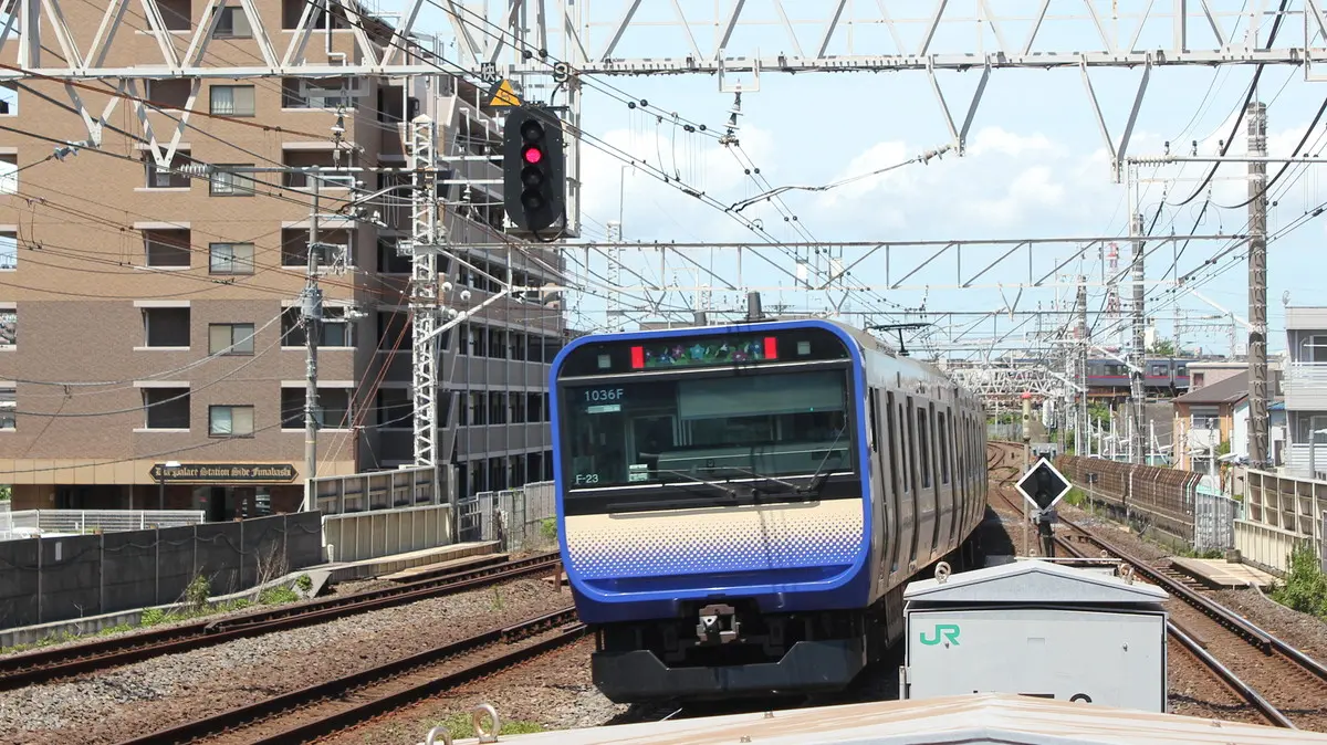 船橋駅を出発した総武快速線E235系電車