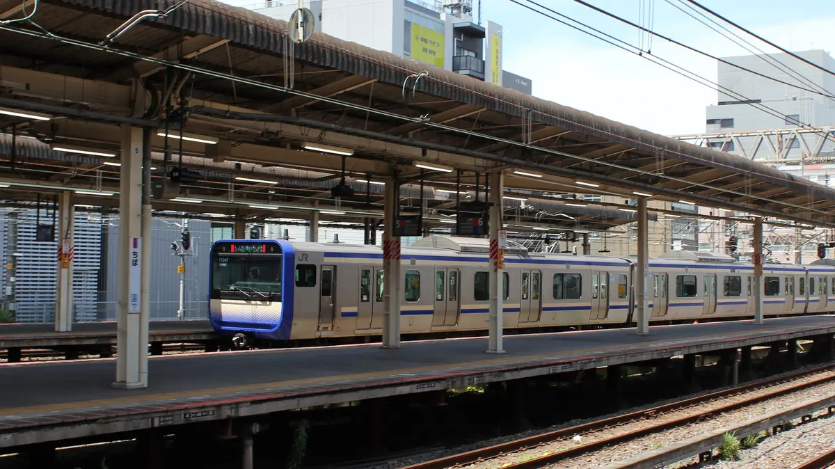 千葉駅を出発した総武快速線E235系