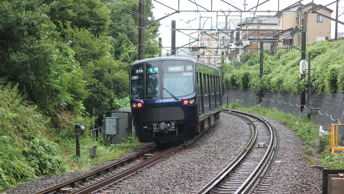 A 21000 series train departing from Tsurugamine Station for the Sotetsu Izumino Line