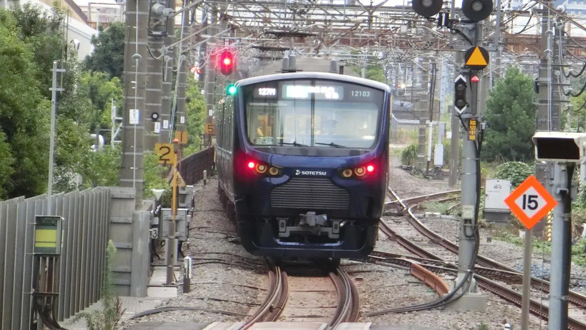 武蔵小杉駅を出発した相鉄・JR直通線12000系電車
